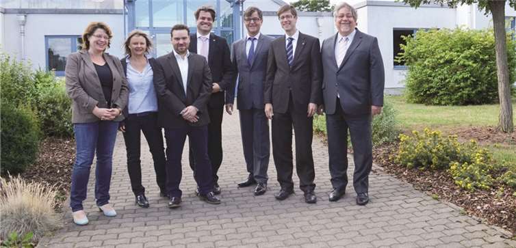 (v.l.n.r.): Ursula Karbaum und Kathrin Baumann (Projektmitarbeiterinnen), Stefan Minning (Berufliche Integrationsdienste), Matthias Warmuth (Bamherzigen Brüder-Gruppe), Erster Kreisbeigeordneter Burkhard Nauroth, Gregor Nöthen (St. Josefs-Werkstätten Plaidt) und Jobcenter-Geschäftsführer der Rolf Koch freuen sich über den Start des neuen Projekts zur Inklusion.