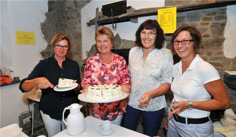 (v.l.n.r.): Uschi Alfter, Ellen Steffes, Monika Ritterrath, Marlies Nachtsheim mit einer von von Christine Alfter gebackenen Eistorte. RASCH