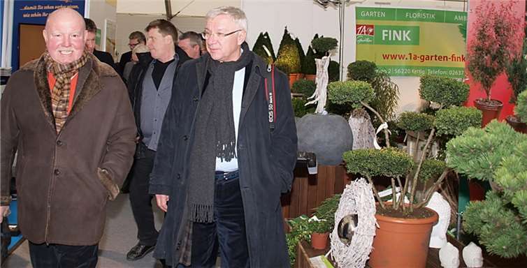 (v.l.n.r.) Veranstalter Detlef Koenitz auf dem Messerundgang mit Oberbürgermeister Joachim Hofmann-Göttig. - US -