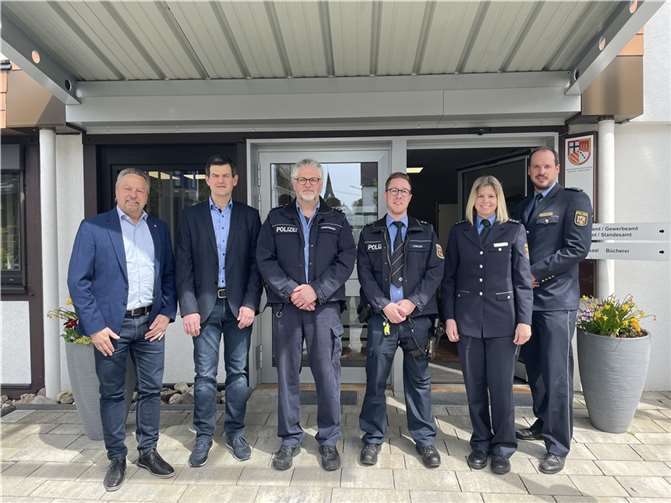 v.l.n.r. Verbandsgemeindebürgermeister Hans-Werner Breithausen, Fachbereichsleiter Christian Schmidt, Polizeihauptkommissar Volker Zimmermann, Polizeioberkommissar Florian Stähler, Polizeihauptkommissarin Christina Koch, Polizeirat Florian Schwan. Quelle: Polizeiinspektion Straßenhaus