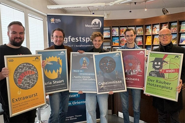v.l.n.r.: Verwaltungsleiter Kevin Stoye, Intendant Alexander May, stellvertretende Intendantin Caroline Stolz, Philipp Beyl vom Reisebüro Bell und Oberbürgermeister Dirk Meid freuen sich auf die kommende Spielzeit