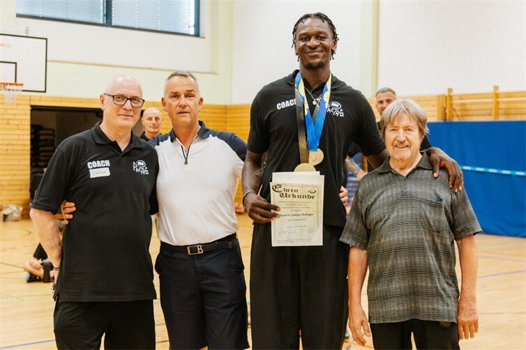 v.l.n.r: Viktor Schneider (Trainer), Marcus Kratz (AL Basketball), Isaac Bonga, Norbert Lambach (1. Vorsitzender Post-SV Koblenz)