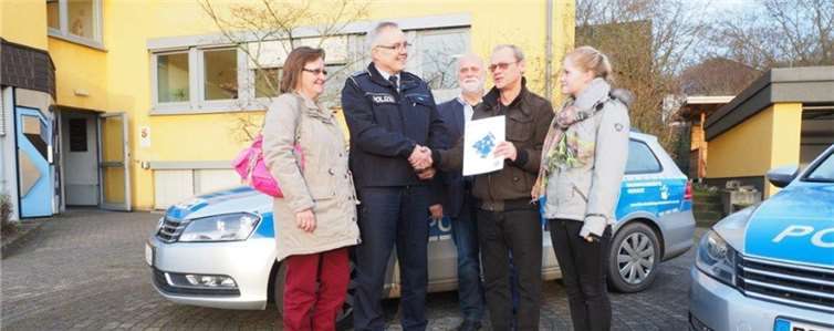 (v.l.n.r.): Viola Rückert (Ehefrau), Burkhard Traut (Leiter), Jürgen Niemczyk (stellv. Leiter), Andreas Rückert, Sarah Rückert (Tochter) bei der kleinen Feierstunde. PI Bendorf