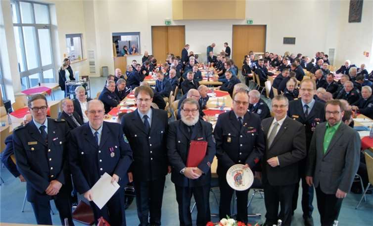 v.l.n.r.: Vizepräsident Bernd Naunheim, Hans-Joachim Schmalenbach, Christoph Buttner, Wilhelm Breitbach, Hermann-Josef Theisen, Landrat Dr. Alexander Saftig, Kreisfeuerwehrinspekteur Rainer Nell, Oberbürgermeister Wolfgang Treis).  Uli Walsdorf,