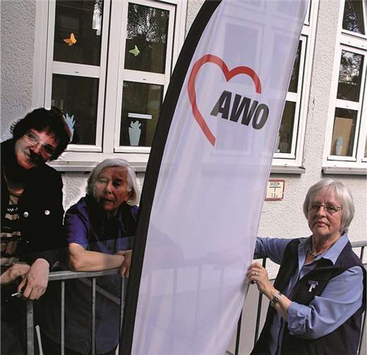 (v.l.n.r.) Vorsitzende Barbara Heymann, Helena Klein und Anita Grundmann mit der „Beachflag“, dem neuen AWO-Wegweiser. privat