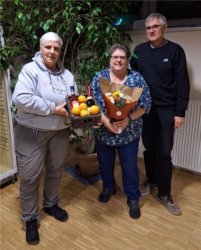 v.l.n.r.: Vorsitzende Regine Spohner bedankt sich bei Sandra Westdickenberg, daneben Bernhard Sperker.  Foto: privat