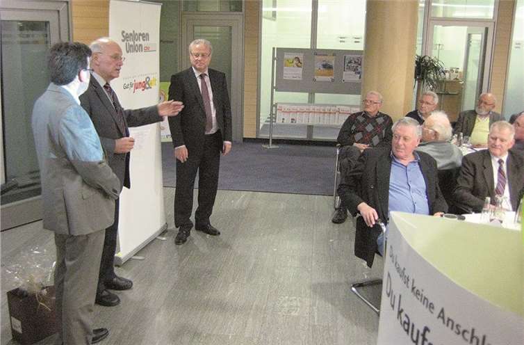 (v.l.n.r.) Vorsitzender Manfred Kolling bedankt sich bei Jürgen Kurth (l.) und Christoph Kniel (r.). privat