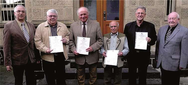 v.l.n.r. Vorsitzender Werner Baltes, die Jubilare Hans Josef Engel, Peter Schmorleiz, Josef Nickenig, Oswald Senner und Präses Leo Ehses.Privat