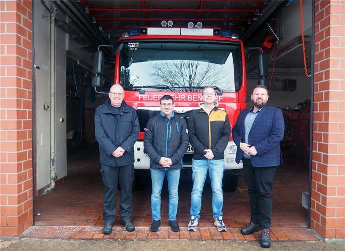 (v.l.n.r.): Wehrleiter Markus Janßen, Jens Weber, Tobias Hilgert, Bürgermeister Christoph Mohr.  Foto: Stadt Bendorf