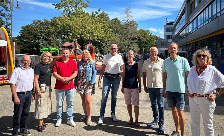 v.l.n.r. Werner Jung, Rita Höppner, Emil Krezic, Herta Stiren, Olaf Wulf, Carmen Carduck, Jürgen Walbröl, Andreas Köpping, Andrea Georgi, alle Mitglieder des CDU-Stadtverbandvorstandes, auf dem Festgelände an der IGS.  Foto: CDU Remagen