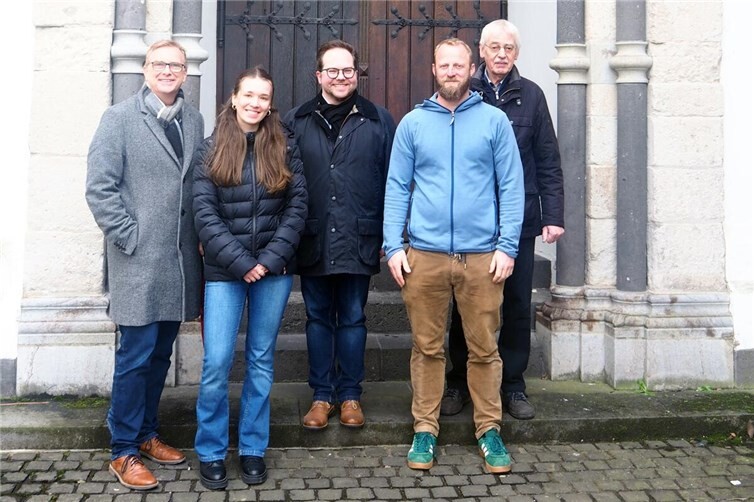 (v.l.n.r.): Werner Prümm, Thea Boos, Erster Kreisbeigeordneter Pascal Badziong, Matthias Laumayer und Michael Syré begutachteten historische Besonderheiten der Kirchen St. Medard.