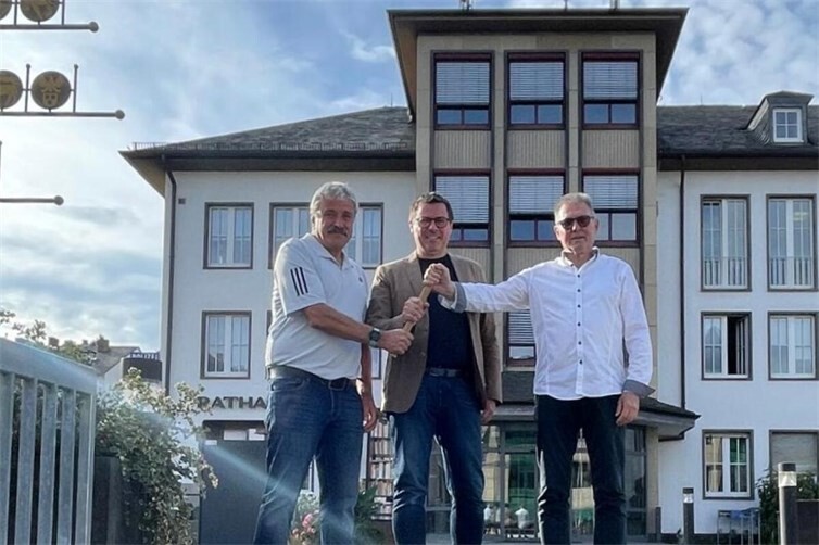 v.l.n.r. Werner Weber, Christop Rosenbaum & Rolf Metzler vor dem Mayener Rathaus.