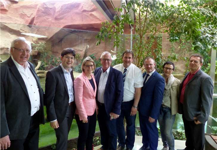 (v.l.n.r.) Wirtschaftsberater Dieter Rollepatz, Bürgermeister Michael Mang, Dr. Stefanie Hubig, Fredi Winter (MdL), Zoodirektor Mirko Thiel, Oberbürgermeister Jan Einig, Geschäftsführerin Birgit Klütsch und Beigeordneter Dieter Mees im Exotarium. Zoo Neuwied