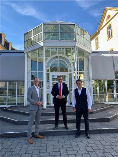 v.l.n.r.) Wissenschaftsminister Clemens Hoch, Bürgermeisterkandidat Dominik Pretz und Rektor Prof. Dr. Markus Rudolf beim Besuch an der WHU in Vallendar.  Foto: privat