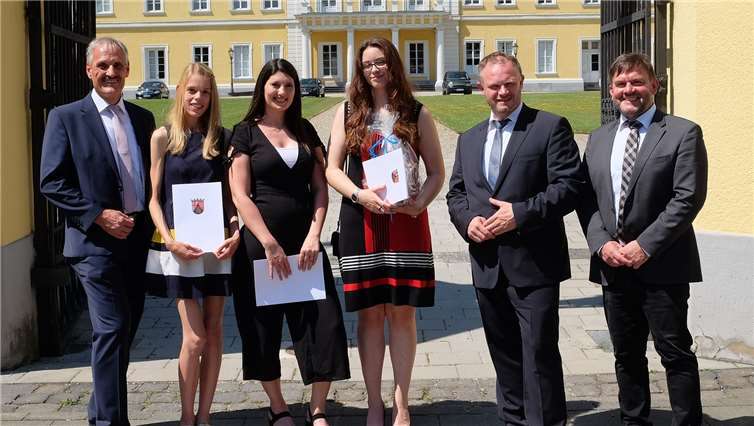 v.l.n.r.: Wolfgang Konder von der ADD, Neuwieds Oberbürgermeister Jan Einig und Prüfungsausschussvorsitzender Ralf Pastoors freuen sich gemeinsam mit den drei Prüfungsbesten Lena Gondorf, Nilgün Köse und Katharina Rebecca Schneider.