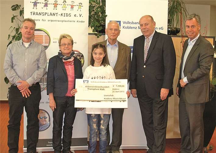 (v.l.n.r.) Wolfgang Ludwig (Transplant Kids), Ursel Pooth (Tranplant Kids), Lisa Dursun, Ernst Wirth (Lions), Theodor Winkelmann (Volksbank Koblenz Mittelrhein eG), Thomas Schilling (Lions). privat