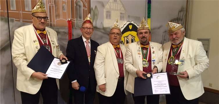 v.l.n.r.: Zeugwart Wolfgang Klockner, RKK-Bezirksvorsitzenden Erwin Rüddel, Ehrenpräsident Matthias Thür, 1. Vorsitzende Patrick Wehrmeijer und Sitzungspräsident Heinz-Peter Schneider.privat