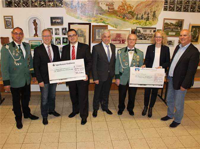 (v.l.n.r.) Zweiter Brudermeister Gerhard Wambach, MdL Josef Dötsch, Thorsten Cron, Karl Mohr, erster Brudermeister Herbert Kaltenborn, Ute Liesenfeld, Stadtbürgermeister Uli Klöckner. privat