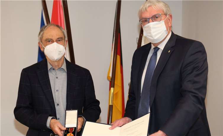 v.l.n.r. den Träger der Bundesverdienstmedaille Gero Nölken und Landrat Sebastian Schuster. Foto: Rhein-Sieg-Kreis