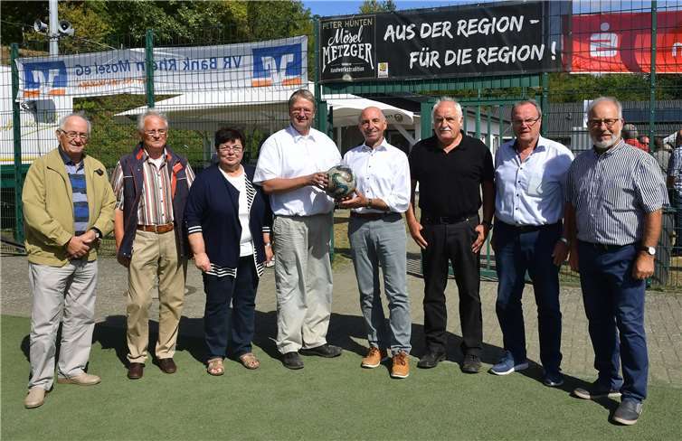 v.l.n.r. die Gründungsmitglieder Hermann Arnoldi, Ehrenvorsitzender Kurt Haupt, Elfi Wolf, Albrecht Gietzen, Rudi Zenz, Gerd Liesenfeld, Theo Ackermann und Jochen Specht.privat