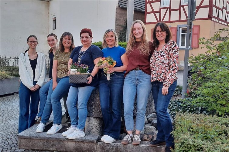vlnr: die Namen des alten Vorstands: Eline Dörholt, Isabelle Müller, Sonja Windheuser-Völlmeke, Steffi Eichberg, Swenja Thur, Marina Müller, Chorleiterin Ingeborg Müller-Fetik, es fehlt Lena Eichberg