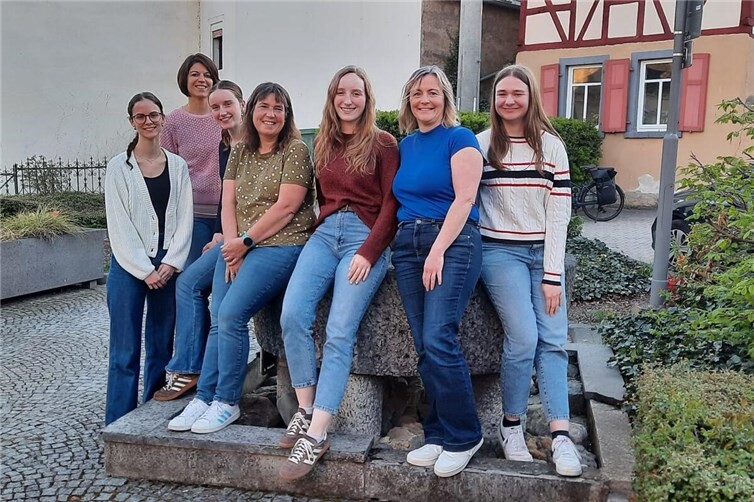 vlnr: die Namen des neuen Vorstands:Eline Dörholt, Gundula Kleemann, Isabelle Müller, Sonja Windheuser-Völlmeke, Marina Müller, Swenja Thur, Leonie Scheuren