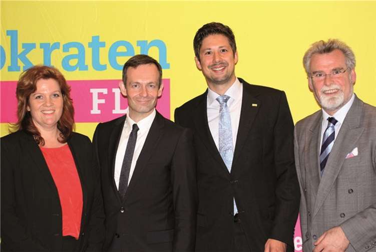 (v.l.n.r.): die stellvertretende Landesvorsitzende Sandra Weeser, der Landesvorsitzende Dr. Volker Wissing, der Kreisvorsitzende der FDP Koblenz David Hennchen und der Bezirksvorsitzende Herbert Mertin. privat