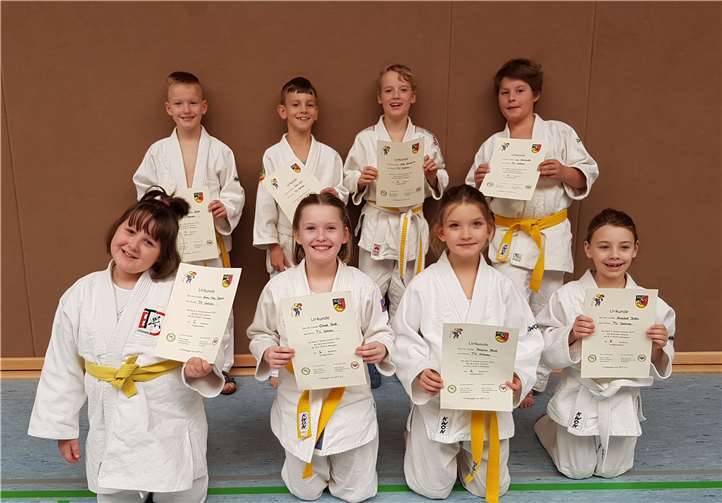 v.l.n.r. hinten: Dominik Blatt, Tom Mohr, Mika Emmerich, Kai Distelrathv.l.n.r. vorne: Anna-Mae Gabriel, Elenor Blatt, Rebecca Blatt, Annabell Diehl. Foto: TV Cochem