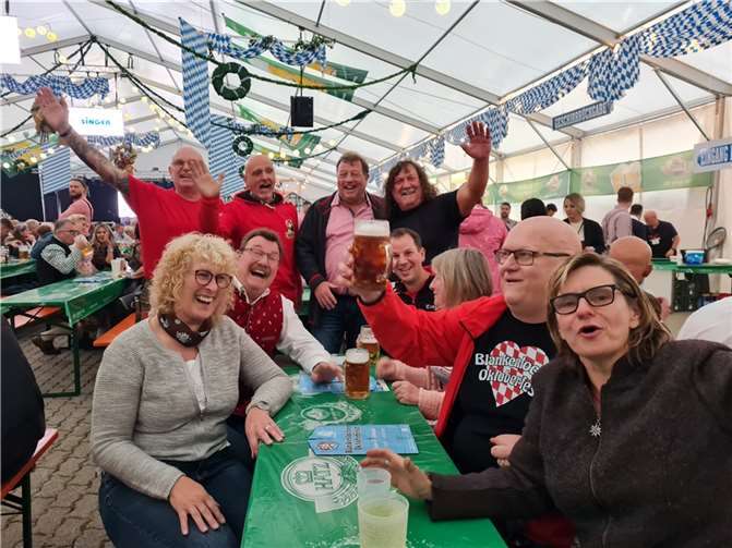 v.l.n.r: hintere Reihe: Alexander Illmann (Vizepräsident KCP), Peter Rensch (Präsident KCP), Hardy Mies (Vorsitzender KGW), Stefan Just (Ehrenpräsident KCP), vorne: Stefanie Mies (Senatorin KGW), Addi Ahrend (Senatssprecher KGW), Timo Effenberger (Kanzler KCP), Beatrix Ahrend (Senatorin KGW), Oliver und Heike Bolz (KCP und KGW)Es war für die Walporzheimer Karnevalisten ein unvergeßlicher Besuch, der in der Zukunft sicherlich wiederholt werden wird.  Foto: privat