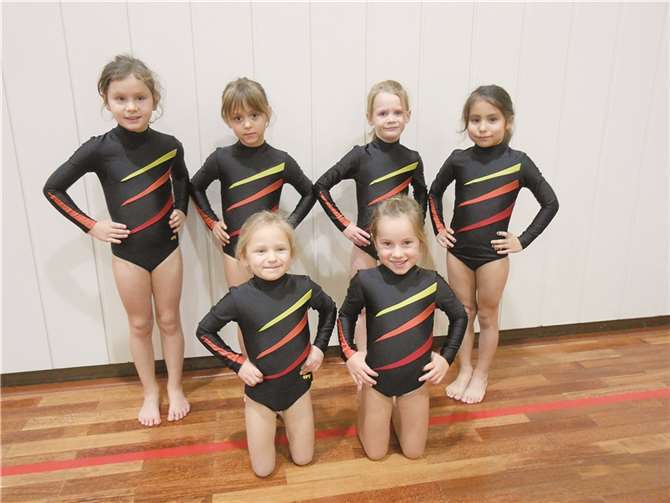 (v.l.n.r.) kniend: Ida Schneider, Carolina Fetz; stehend: Jule Quirin, Leonie Heinbach, Leonie Ritter und Fernanda Ginschel. privat