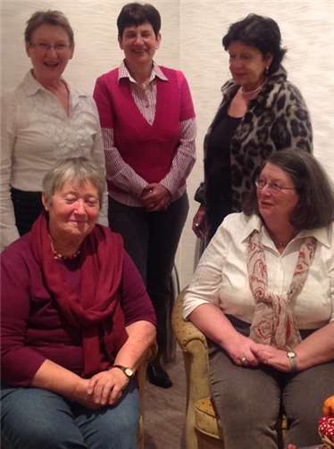 (v.l.n.r.) sitzend: Gabriele Küthe, Angelika Schluch, stehend: Anne-Leonie Balmes, Agnes Rosenbau, Deneale Busch. privat