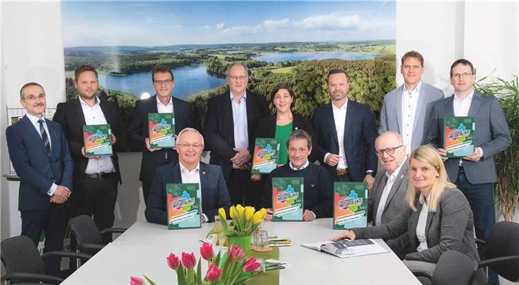 (v.l.n.r. stehend): Dr. Andreas Reingen (Sparkasse Westerwald Sieg), Sven Becker (Teamleiter Aus- und Weiterbildung Schütz Group), Dr. Hermann-Josef Richard (Sparkasse Neuwied), Jürgen Marx (Leiter HR Schütz-Group), Katharina Schlag (Geschäftsführerin WFG Westerwaldkreis), Patrick Schumacher (ATTENTIO, Hachenburg), Lars Kober (Leiter Wirtschaftsförderung Kreis Altenkirchen), Harald Schmillen (Geschäftsführer WFG Kreis Neuwied),(v.l.n.r. sitzend): Achim Hallerbach (Landrat Kreis Neuwied), Achim Schwickert (Landrat Westerwaldkreis), Dr. Peter Enders (Landrat Kreis Altenkirchen), Sandra Köster (Vorständin, Wir Westerwälder)  Foto: Wir Westerwälder