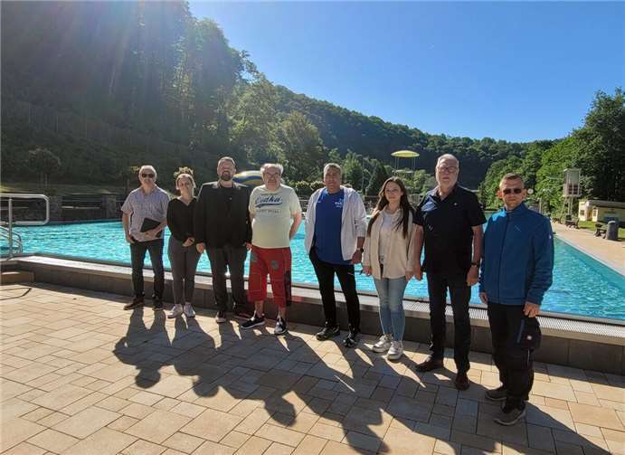 (v.l.n.r.): stellv. Werkleiter Michael Frömbgen, Nicole Schlegel (Stadtwerke), Bürgermeister Christoph Mohr, Karl-Heinz Buggenthien (Förderverein Bad Sayn), Christian Frank, Fachkraft für Bäderbetriebe, Natalia Fojt (Stadtwerke), Erster Beigeordneter Peter Schneider, Marco Ürz Marco Ürz, techn. Mitarbeiter Stadtwerke.  Foto: Stadt Bendorf