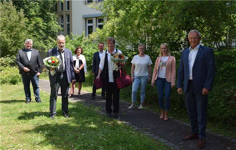 (v.l.n.r.): (v.l.n.r.): Im Vordergrund Michael Hirsch mit Anneliese Schlimme und Landrat Achim Hallerbach, begleitet vom Kreisbeigeordneten Michael Mahlert, Personalratsvorsitzenden Birgit Eisenhuth, Personalreferent Oliver Honnef, Sozialamtsleiterin Agnes Ulrich und Büroleiterin Diana Wonka.. Foto: Kreisverwaltung Neuwied