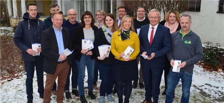 v.l.n.r., vordere Reihe: Thomas Herschbach (Stadt Unkel), Irmgard Schröer (Naturpark Rhein-Westerwald), Celina Weinert (VG Dierdorf), Anja Hoffmann (WFG Landkreis Neuwied), Achim Hallerbach (Landrat Landkreis Neuwied), Michael Führer (VG Puderbach). Hintere Reihe: Florian Fark (VG Rengsdorf-Waldbreitbach), Andreas Holl (VG Asbach), Oliver Bremm (VG Unkel), Annette Klemm (Stadt Neuwied), Detlev Odenkirchen (VG Bad Hönningen), Jörg Hohenadl (WFG Landkreis Neuwied), Janine Petit (Stadt Linz). Ab sofort ist in den Büros der Tourist-Informationen sowie bei den Städten und Verbandsgemeinden der Region der neue Veranstaltungskalender für das Jahr 2018 kostenlos erhältlich. Die beliebte Broschüre beinhaltet mehr als 150 Termine der Ferienregion Rhein-Wied-Westerwald für den Zeitraum Januar bis Dezember 2018 sowie die Kontaktadressen der Ansprechpartner vor Ort. Foto: Kreisverwaltung Neuwied