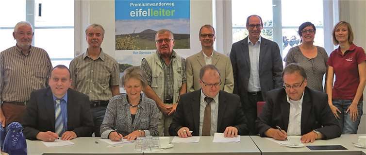 v.l.n.r.: vordere Reihe:Johannes Bell (Bürgermeister VG Brohltal), Mathilde Weinandy (Eifelverein), Guido Nisius (Bürgermeister VG Adenau) und Bernd Weidenbach (Bürgermeister VG Bad Breisig)hintere Reihe: Rudolf Beglau (Hauptwegewart Eifelverein), Manfred Rippinger (Geschäftsführer Eifelverein), Jürgen Sieler (Beigeordneter Stadt Bad Breisig), Holger Klemm (Touristinformation Bad Breisig), Bernhard Jüngling (VG Adenau), Daniela Scheffold (Touristinformation Adenau) und Sarah Radermacher (Touristinformation Brohltal).