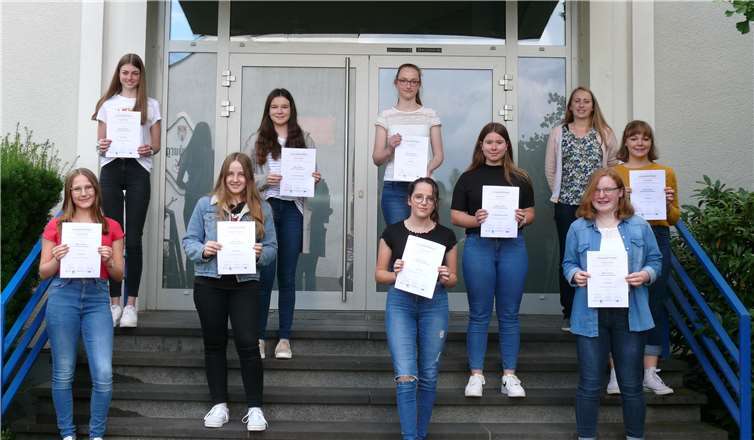 v.l.n.r.: vorn: Christina R., Stefanie H., Luca L., Emilia S., hinten: Laura W., Karolin G., Lisa K., Nele P., Lara N. mit Frau Christina Hermann.