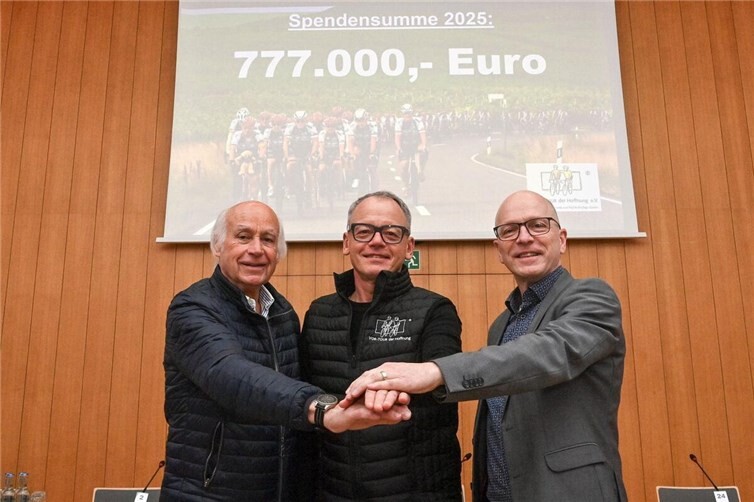 v.l.n.r.:Bürgermeister Bernhard Mauel, 1. Vorsitzender VOR-TOUR der Hoffnung Bernhard Sommer, Oberbürgermeister Dirk Meid