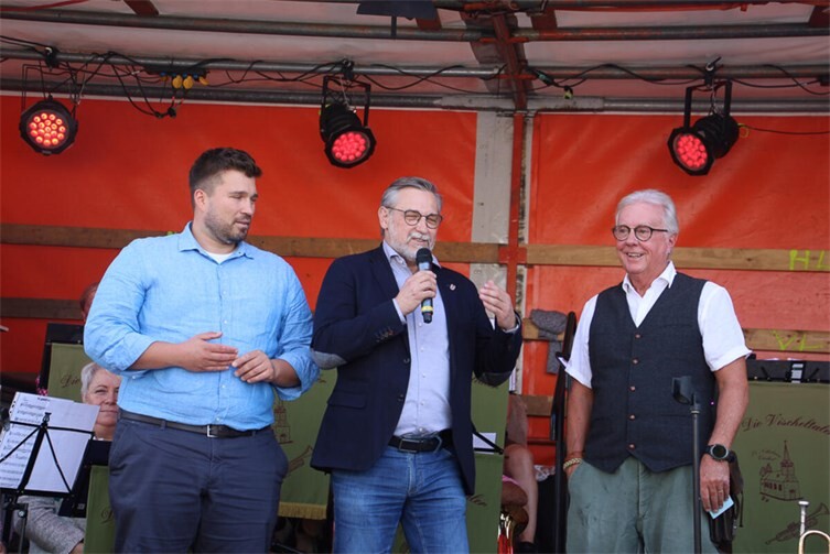(v.l.n.r.)Der Regionaldirektor der VR-Bank Bonn-Rhein-Sieg, Maximilian Schmitz, der stellv. Bürgermeister Markus Pütz und Ortsvorsteher Peter Eich bei der Eröffnung des 18. Oberdreeser Herbstmarktes.