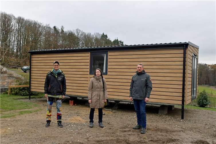 Altenahr: Tiny Houses sind ab Mitte Dezember bezugsfertig (v.n.l.r.) Missy Motown Mitorganisatorin, Cornelia Weigand Bürgermeisterin, Jan Daalmann (liefert die Häuser).Foto: BURG