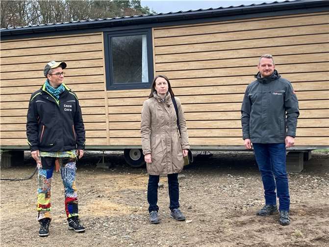 Die ersten Tiny Houses stehen in Altenahr (v.n.l.r.): Missy Motown vom Helferstab, Bürgermeisterin Cornelia Weigand, Jan Daalmann von der Fa. Daalmann (liefert die Häuser). Foto: privat