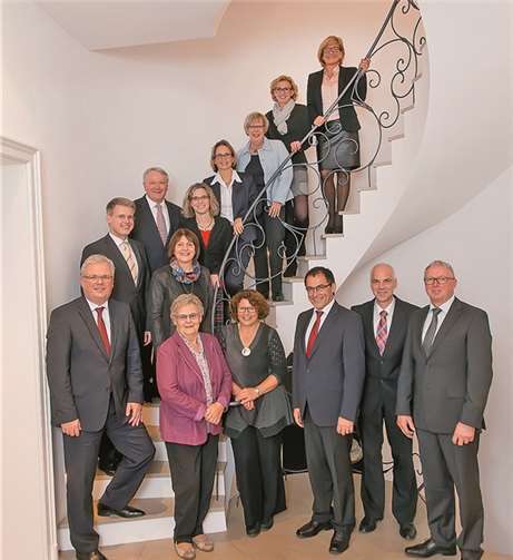 (v.o.): Ingrid Thieltges, Sylvia Lerch, Gabi Schütz, Birgit Ambrosius, Sabine Scheit, Irmhild Heyer, Wally Schröder, Doris Lawen, Ewald Sesterhenn, Georg Laux und Hermann-Josef Platten, (v.l.): Edmund Schermann, Eric Westerheide und Volker Knotte, Vorstand der Sparkasse Mittelmosel - Eifel Mosel Hunsrück. privat