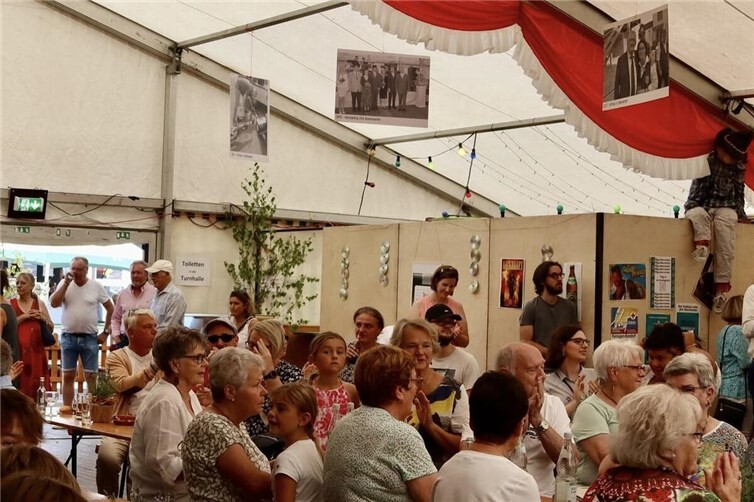 volles Zelt bei guter Stimmung