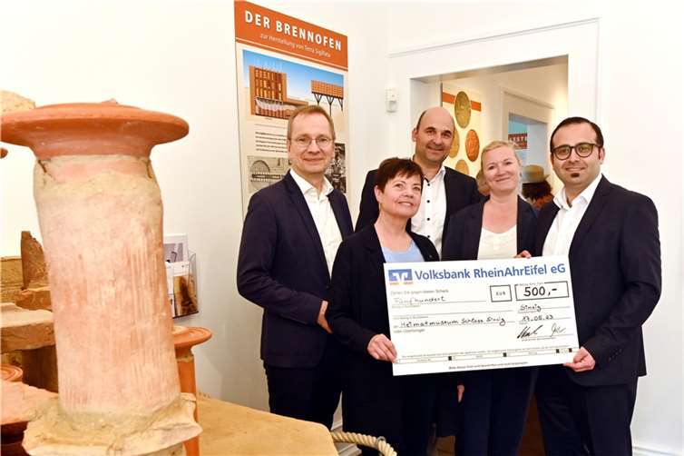 von l. n. r.: Andreas Geron (Bürgermeister der Stadt Sinzig), Agnes Menacher (Museumsleiterin), Christof Bürger (Stiftungsmanager der Bürgerstiftung), Andrea Gißler (Privatkundenberaterin in Sinzig) und Kadir Karabüber (Filialleiter in Sinzig) Foto: : Hans-Jürgen Vollrath