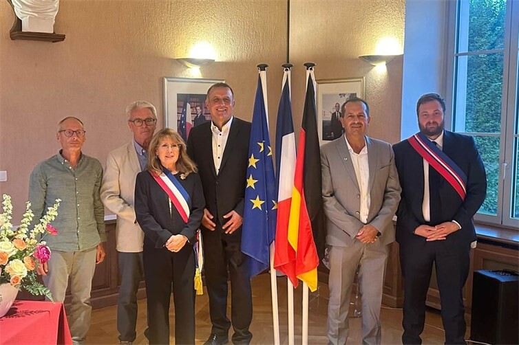 von li.: Hagen Ingo Bretz und Ulrich Mertens, Beigeordnete der Ortsgemeinde Plaidt, Bürgermeisterin aus Morangis Brigitte Vermillet, Ortsbürgermeister Peter Wilkes, sowie die Beigeordneten aus Morangis.   