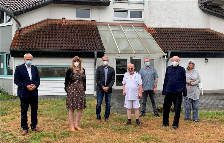 von li: Joachim Freund (Pastpräsident Lions), Nicole Falkenstein-Seifen (Vorstand Lebenshilfe), Dr. Gerald Prinz (Präsident Lions Club), Alfons Hirst (Bewohner), Michael Müller (Einrichtungsleitung), Ulrich v. Bebber (Vorstandsvorsitzender Lebenshilfe), Petra Lahr (Bewohnerin).Foto: Lions Club Bad Neuenahr