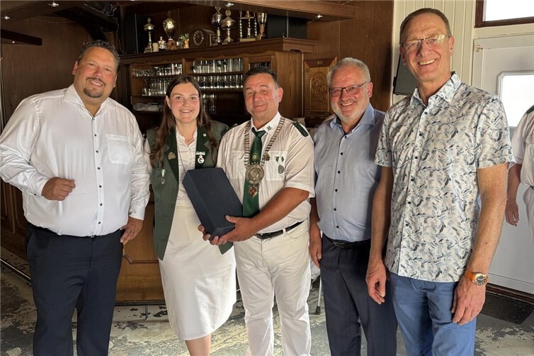 von links: Andreas Birtel (MdL), Vorjahresschützenkönigin Linda, Schützenkönig Christoph I., Johannes Lauer und Günter Groß.