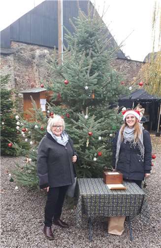 (von links) Anneliese Feller, von der Tafel und Melanie Kostarczyk, Stadtjugendpflege, am Stand in Münstermaifeld.