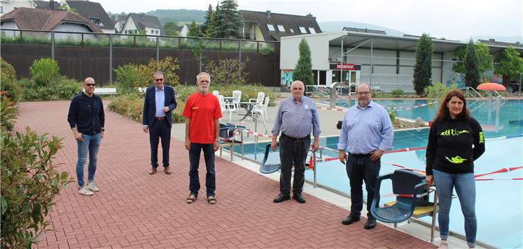 von links - Arne Heuser (Vorsitzender TuS Ahrweiler), Peter Diewald (erster Beigeordneter Stadt Bad Neuenahr-Ahrweiler), Harmen Eckert (Vorsitzender DLRG Bad Neuenahr-Ahrweiler), Elmar Scholzen (Pächter und Betreiber des Freibads Ahrweiler), Gregor Terporten (Abteilungsleiter Generationen und Sport) sowie Anke Gillessen (Abteilungsleiterin Schwimmen TV 06 Bad Neuenahr). Foto: DU