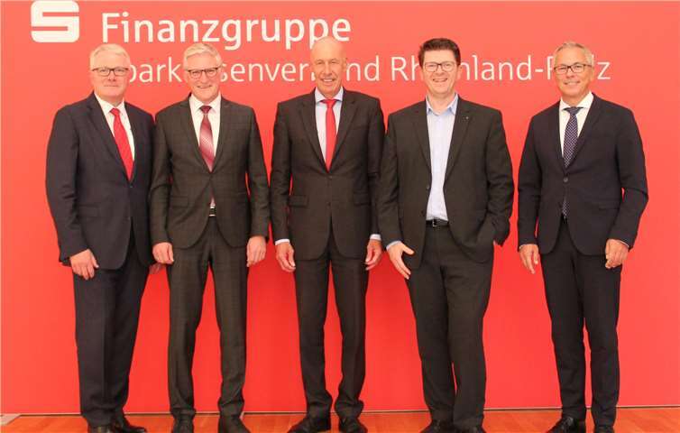 (von links) Bezirksobmann Nord Edmund Schermann, stellvertretender Landesobmann Dieter Zimmermann, Landesobmann Siegmar Müller, Bezirksobmann Süd Bernd Jung, stellvertretender Bezirksobmann Süd Andreas Ott. Foto: KSK